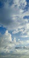 un azul cielo con nubes y un pocos nubes, azul cielo, blanco nube hora lapso de nubes en el cielo, el Dom brilla mediante el nubes en esta foto, dramático cielo nubes foto