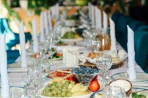 banquete mesa servido con platos y meriendas. foto