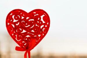 decorativo rojo corazón para San Valentín día en un blanco antecedentes. foto