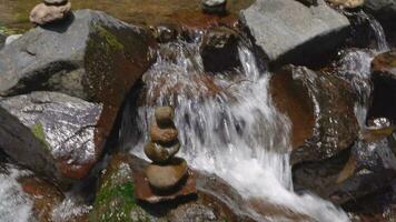 acqua fluente su il montagna fiume quando piovoso stagione con acqua movimento attraverso il fiume pietra. il metraggio è adatto per uso per ambiente e fresco acqua soddisfare media. video