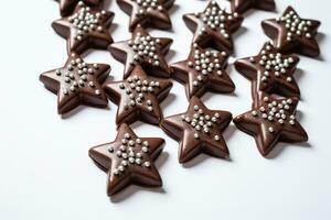creativo chocolate estrellas decorado con plata rosario aislado en un blanco antecedentes foto