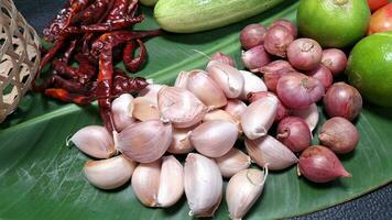 Photo of a pile of chilli vegetables placed on a banana leaf.