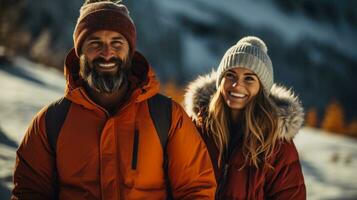 activo Pareja disfrutando un invierno caminata en escénico nieve cubierto montañas foto