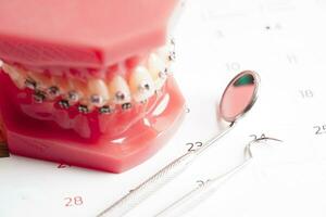 dentista equipo, dental instrumento, herramientas para dental profesionales utilizar a proporcionar dental tratamiento. foto