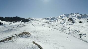 personas esquiar en el esquí Pendiente en invierno, aéreo vista. portalete formigal, España foto