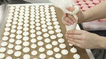 cerca arriba Disparo de un Pastelería cocinero preparando merengues a el cocina video