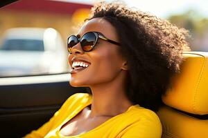 verano vacaciones, vacaciones, la carretera viaje y personas concepto - sonriente joven mujer conducción convertible coche. generativo ai foto