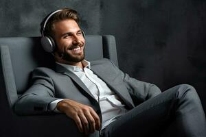 empresario hermoso joven hombre escuchando a música con auriculares y sonriente mientras sentado en sofá en oficina. generativo ai foto