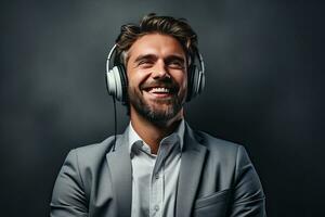 sonriente empresario escuchando a música en auriculares. de los hombres belleza, moda. generativo ai foto