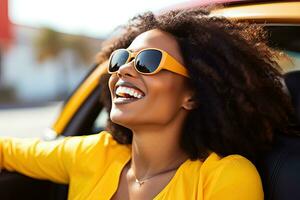 verano vacaciones, vacaciones, la carretera viaje y personas concepto - sonriente joven mujer conducción convertible coche. generativo ai foto