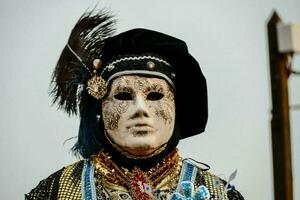 un persona en un máscara a el carnaval de Venecia foto