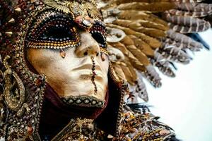 un persona en un máscara a el carnaval de Venecia foto