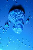 gotas de agua en un azul superficie foto