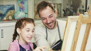 glücklich wenig Mädchen Gemälde ein Bild mit ihr Vater video