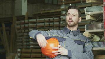 pesado industria fabricante relajante después trabajo sonriente mirando lejos video