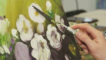 tondu proche en haut de une professionnel artiste travail sur le sien La peinture video