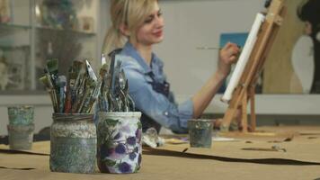 selettivo messa a fuoco su un' mazzo di pennelli femmina artista Lavorando su sua pittura video