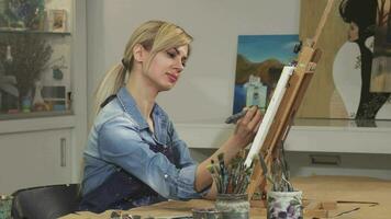 magnifique Jeune femelle artiste travail sur sa La peinture à le art studio video