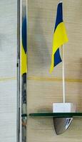 bandera de Ucrania en el antecedentes de el pared. bandera símbolos de Ucrania. de cerca de el ucranio bandera. foto