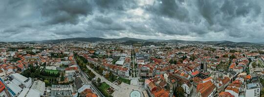 aéreo zumbido panorámico ver de histórico ciudad de braga en del Norte Portugal foto