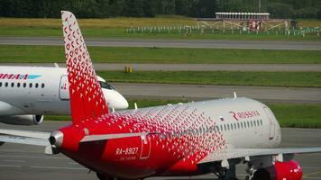 Saint Pétersbourg, Russie juillet 26, 2022 - sukoï superjet 10095LR, ra89082 de yamal compagnies aériennes sur le taxiway. sukoï superjet 10095b, ra89127 de rossiya dans le premier plan. pulkovo aéroport video