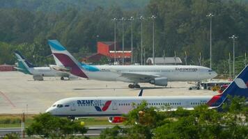 Phuket, Thailand November 26, 2016 - - Passagier Flugzeug boeing 757, vpbpb von Azur Luft auf das Runway beim Phuket Flughafen, Seite Sicht. das Flugzeug ist bereit zu nehmen aus video