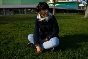 mujer sentado en un parque foto