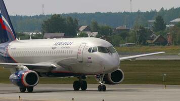 Moskau, Russisch Föderation Juli 29, 2021 Aufnahmen Suchoi Super Jet 100 von aeroflot rollen beim Scheremetjewo Flughafen. Cockpit außen. Kurzstrecken Schmalkörper Passagier Flugzeug video