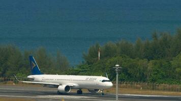 Almaty, kazakhstan mai 4, 2019 passager jet Airbus a321, eikgh de air Astana prendre de à Almaty aéroport. passager vol départ. le avion accélère et mouches une façon video