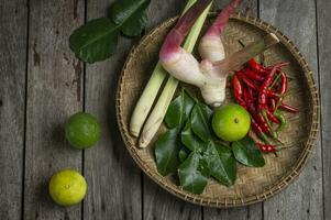 tomyum un cesta con varios vegetales y hierbas foto