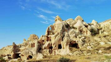 Goreme National Park. Dort sind Felsen Formationen und Haus Strukturen. video