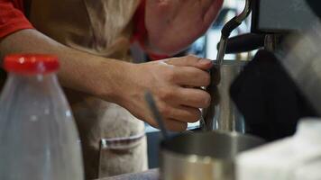 Herstellung spät Kaffee im ein Cafe video