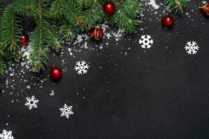Navidad o nuevo año decoración antecedentes. para abeto árbol ramas en negro antecedentes con Copiar espacio foto