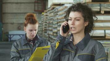 skön Lycklig kvinna fabrik arbetstagare talande på de telefon video