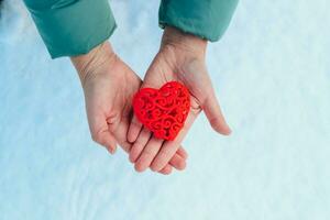 decorativo rojo corazón para San Valentín día en manos foto