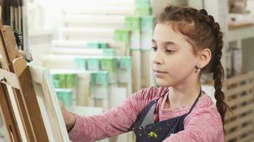 süß wenig Mädchen Gemälde auf Staffelei beim Schule video