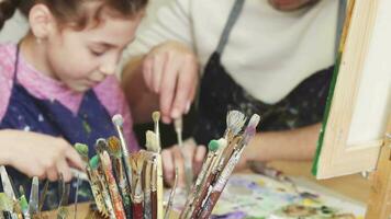 glücklich Familie haben Spaß Zeichnung beim das Kunst Studio zusammen video