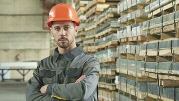 portrait de une Beau sérieux ouvrier métallurgiste posant à le usine espace de rangement video