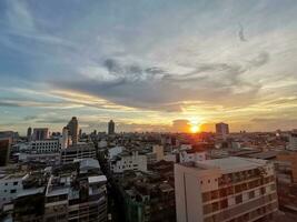 ciudad horizonte durante calentar puesta de sol foto