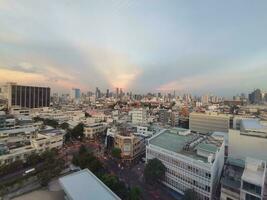 ciudad horizonte durante calentar puesta de sol foto