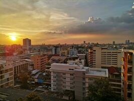 ciudad horizonte durante calentar puesta de sol foto