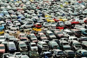 un cementerio de autos foto