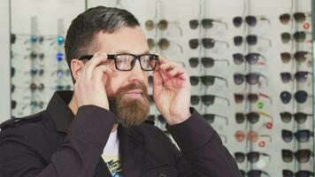 gelukkig volwassen Mens tonen duimen omhoog Bij de eyewear op te slaan video