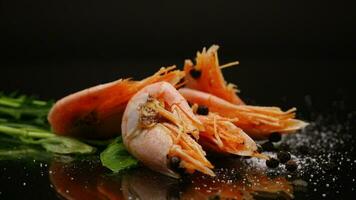 fervido camarão com especiarias em Preto fundo video