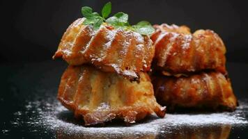 gekookt zoet honing muffins in gepoederd suiker video