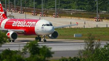 phuket, Tailândia novembro 26, 2016 tomada, airásia passageiro avião taxiando em a pista. ásia companhias aéreas airbus A320 pronto para levar fora às phuket aeroporto. turismo e viagem conceito video