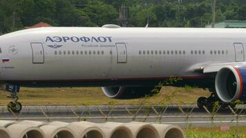 phuket, Tailândia janeiro 29, 2023 boeing 777300er, ra73142 do aeroflot taxiando às phuket aeroporto, lado visualizar. passageiro transportadora em a taxiway. aeródromo em uma tropical ilha video