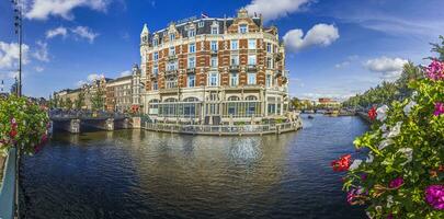 ver terminado un típico canal en el holandés metrópoli Amsterdam en verano 2023 foto