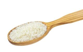jazmín arroz en de madera cuchara aislado en blanco foto