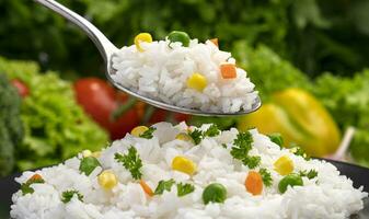 cocido arroz papilla, servido con hierbas y vegetales en negro plato foto